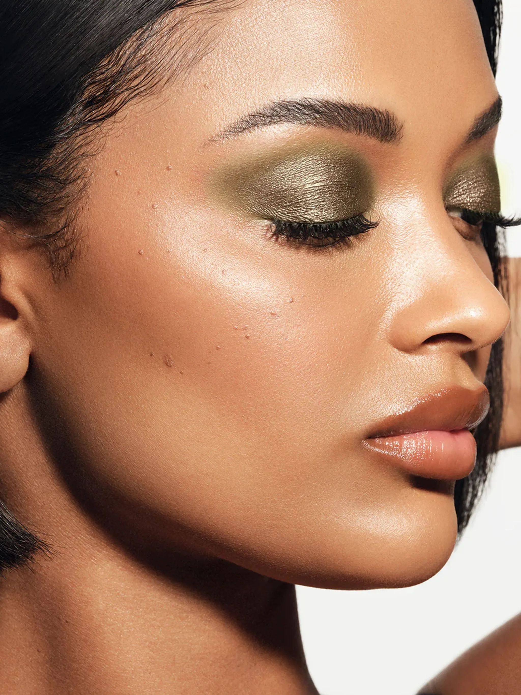 Multi-Chromatic Metal-Reflecting Eyeshadow