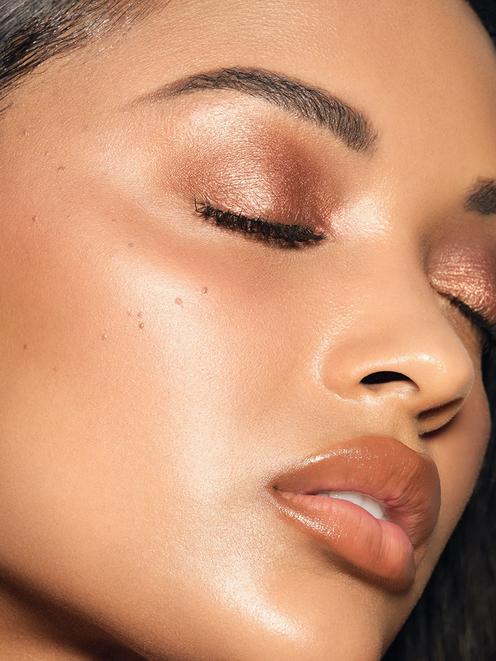 Multi-Chromatic Metal-Reflecting Eyeshadow
